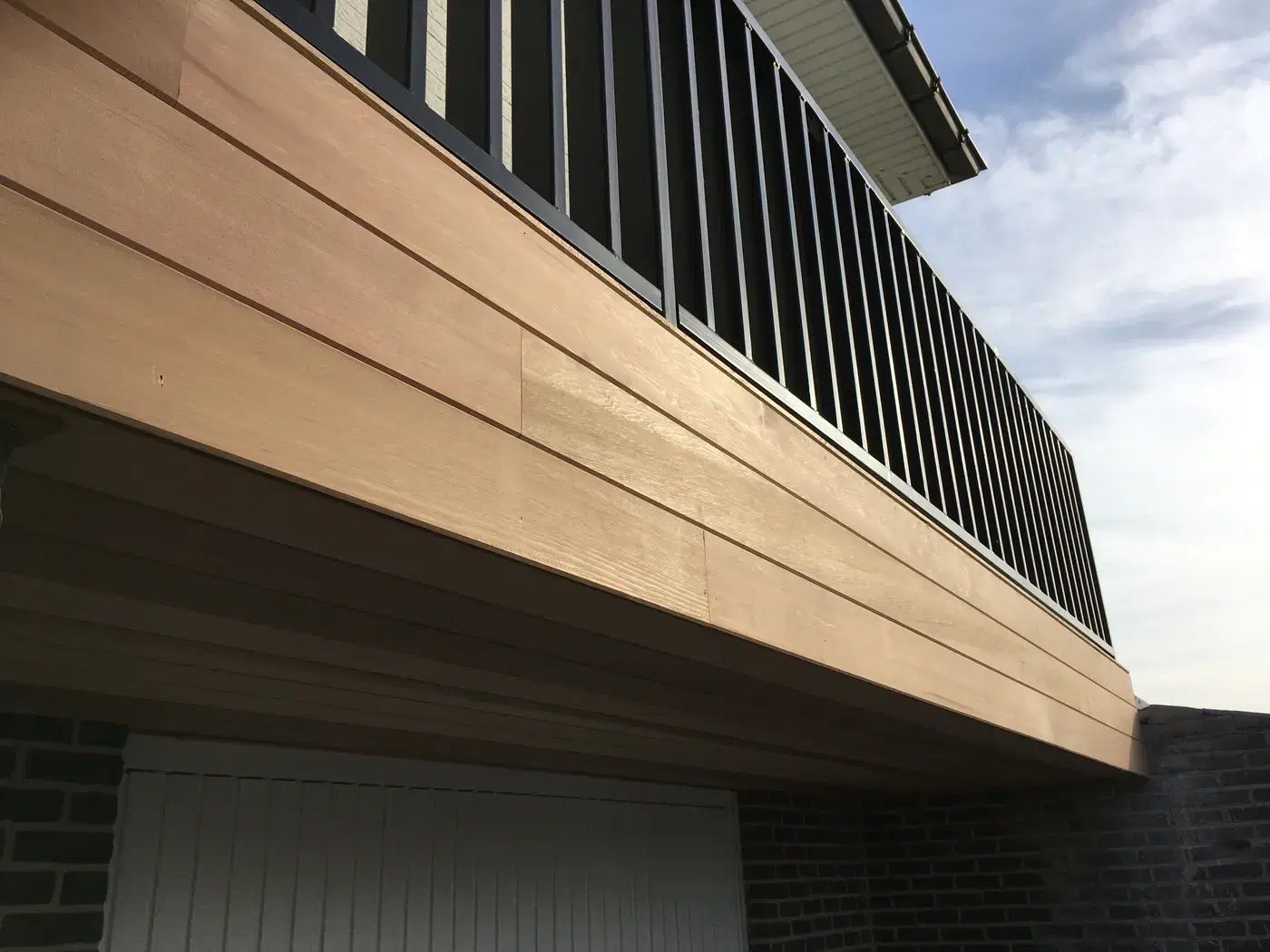 Onderaanzicht van houten bekleding met zwarte balustrade