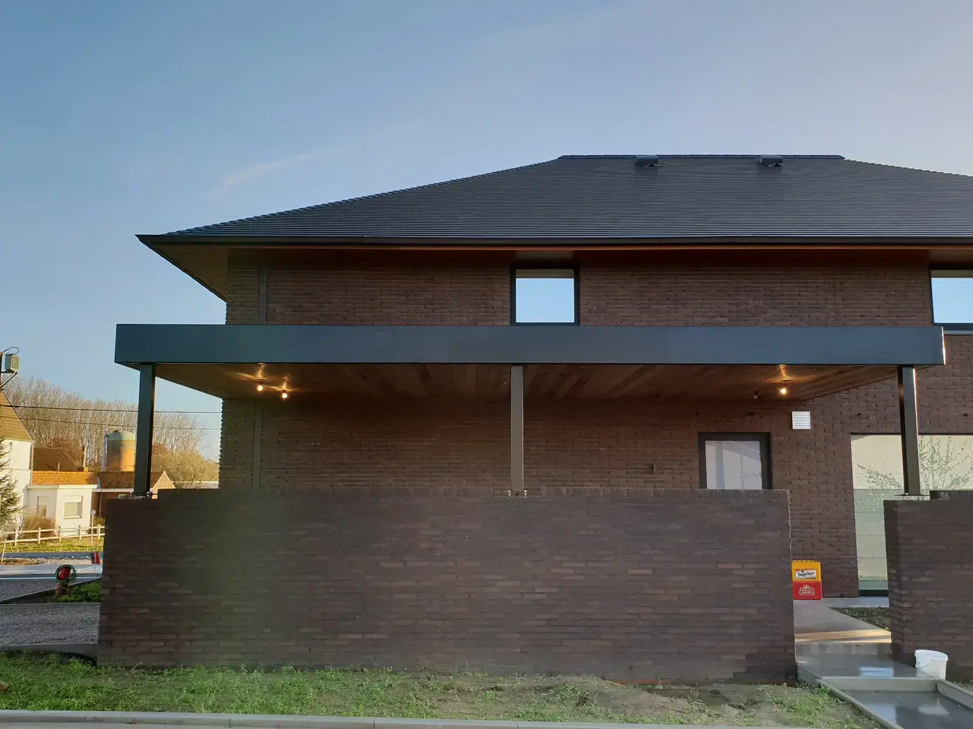 Woning met carportluifel over de volledige breedte