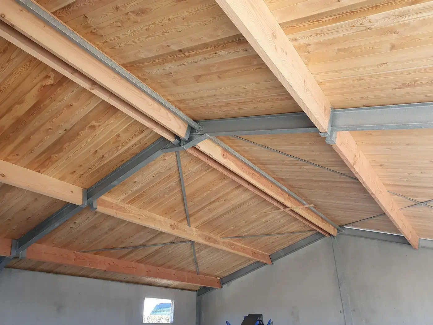 Breed zicht op een hybride dakconstructie van hout en staal