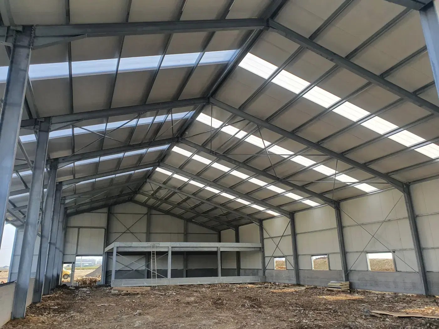 Interieur van een staalbouwloods met nieuwe lichtstraten in het dak