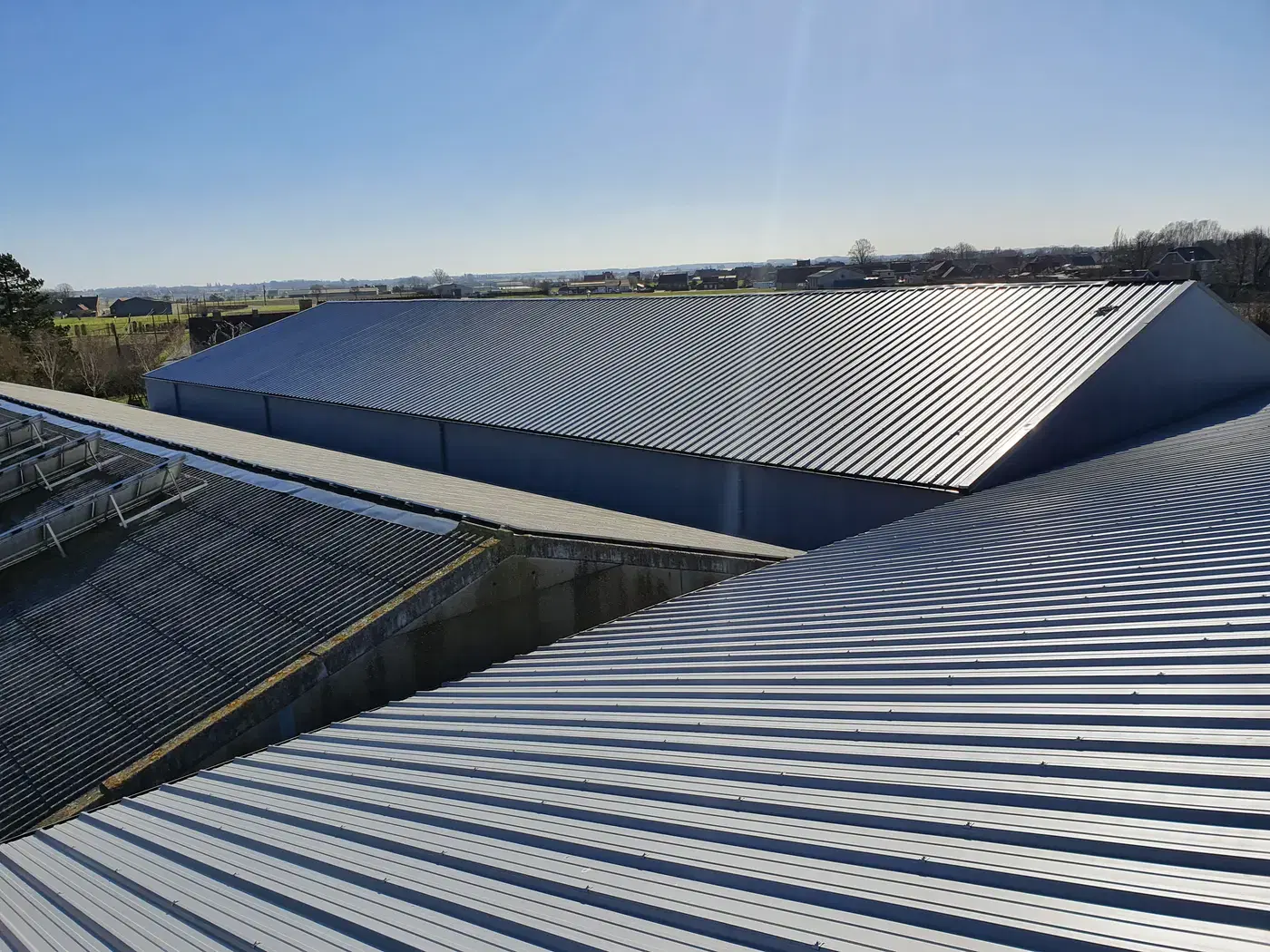 Panoramisch zicht over nieuw geplaatste geprofileerde staaldaken