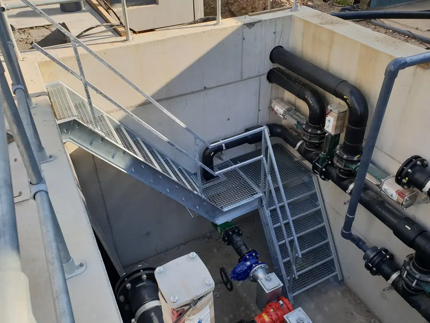 Verzinkte industriële trap met bordes en leuningen