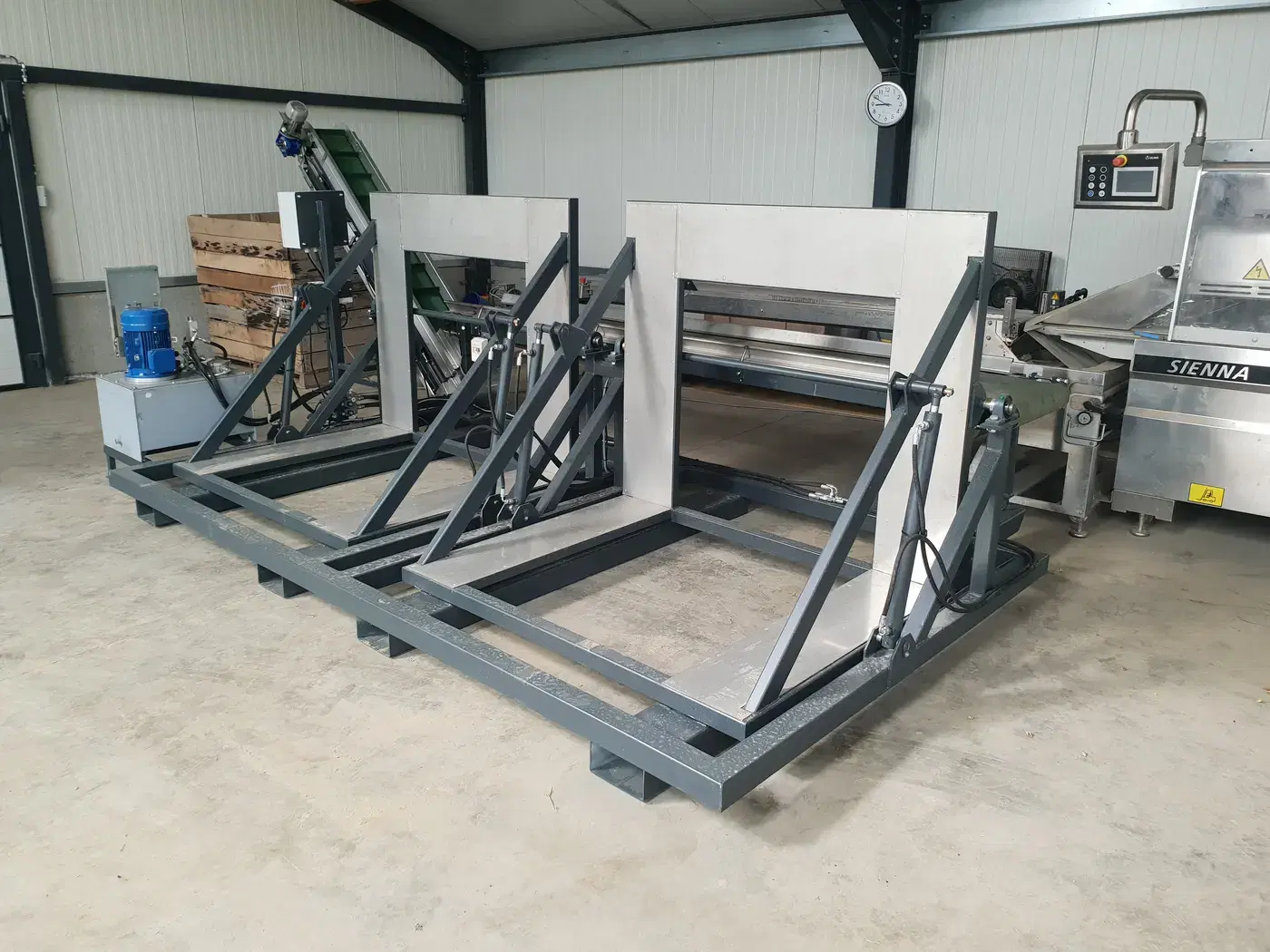 Twee op maat gemaakte hydraulische kistenkantelaars met inox panelen