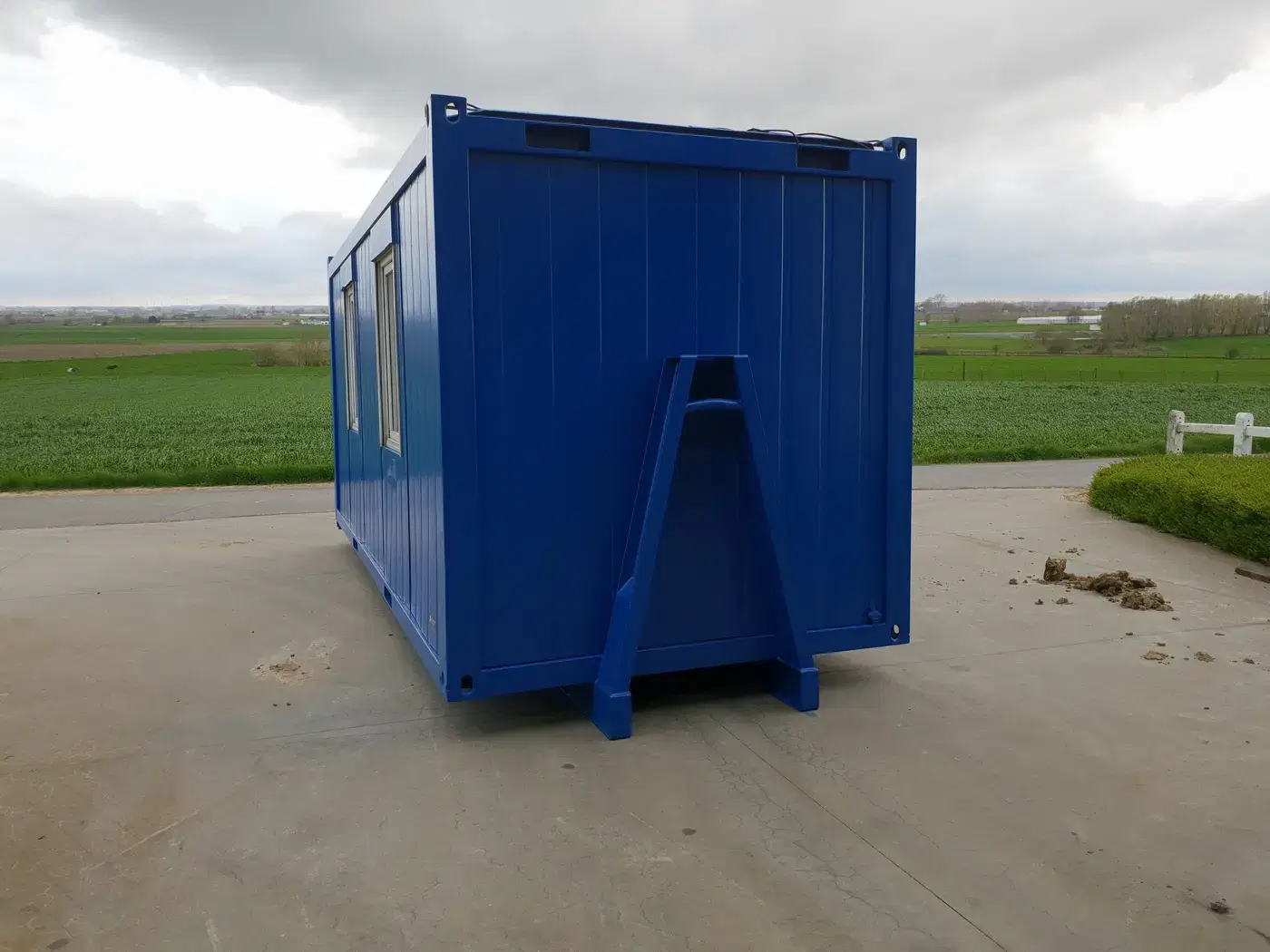 Volledig gerenoveerde en blauw gelakte werfcontainer met gelast hijsframe
